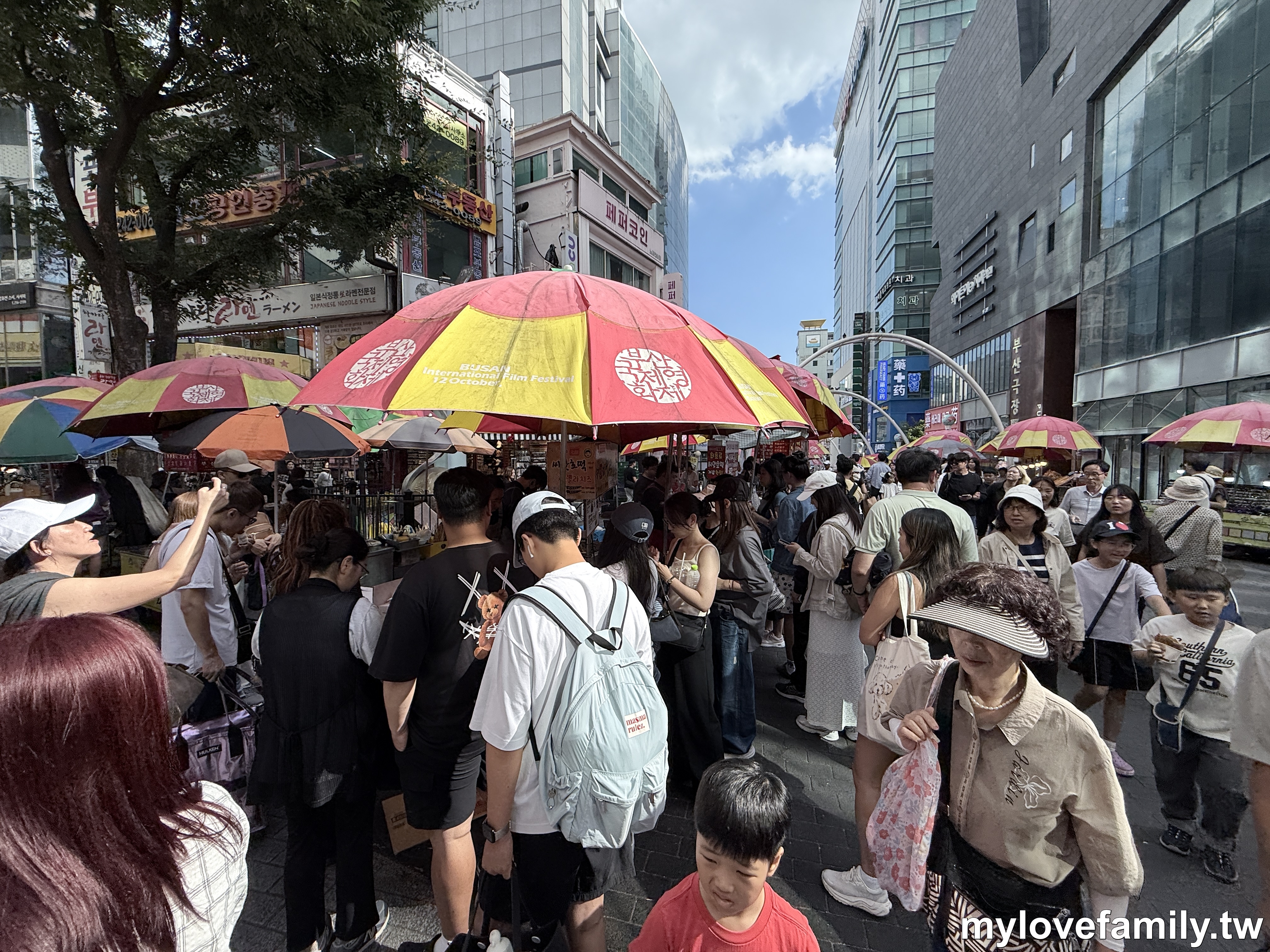 南浦洞排隊小吃攤與BIFF主題陽傘