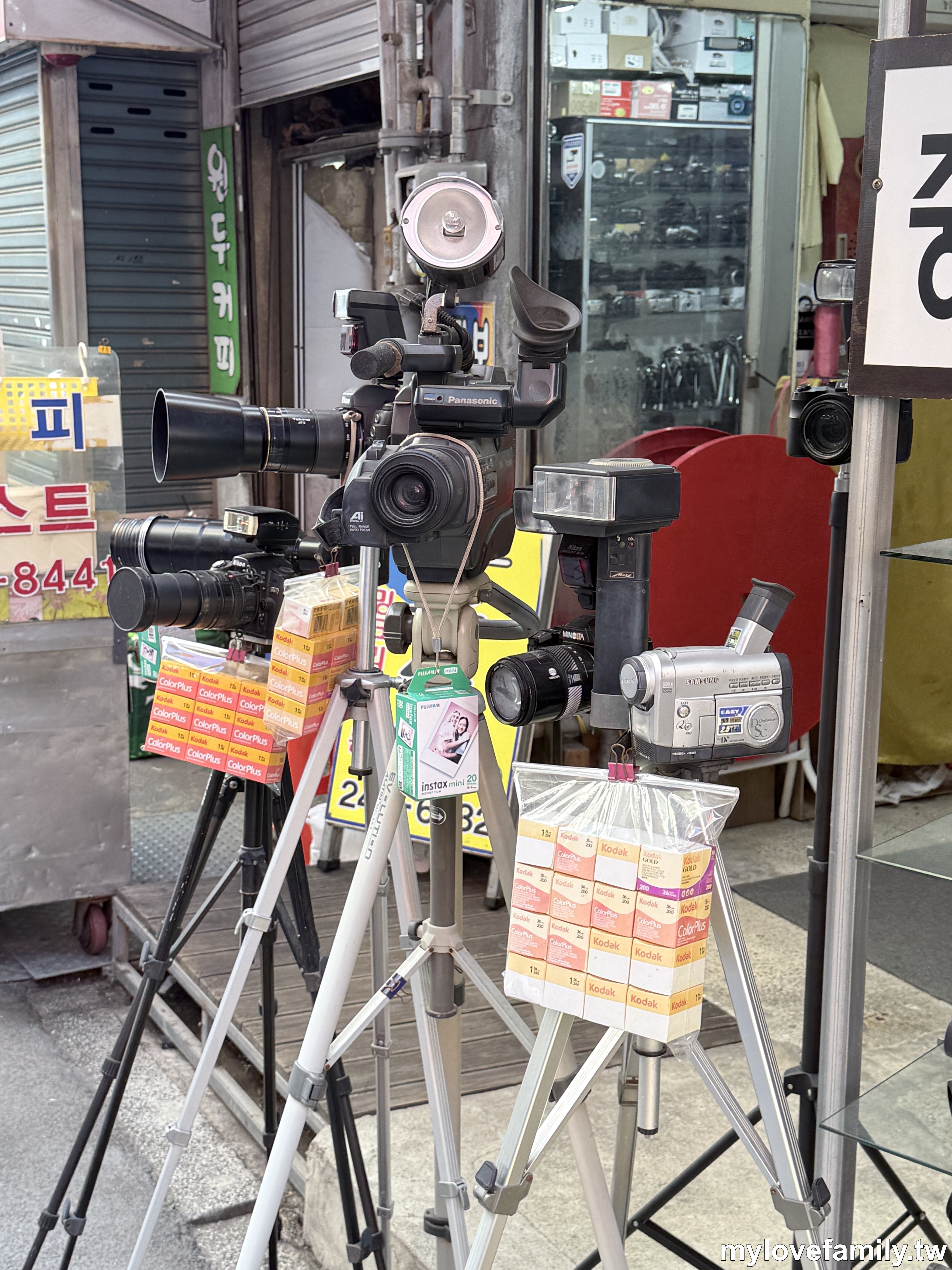 中古相機街展示的老式相機與底片