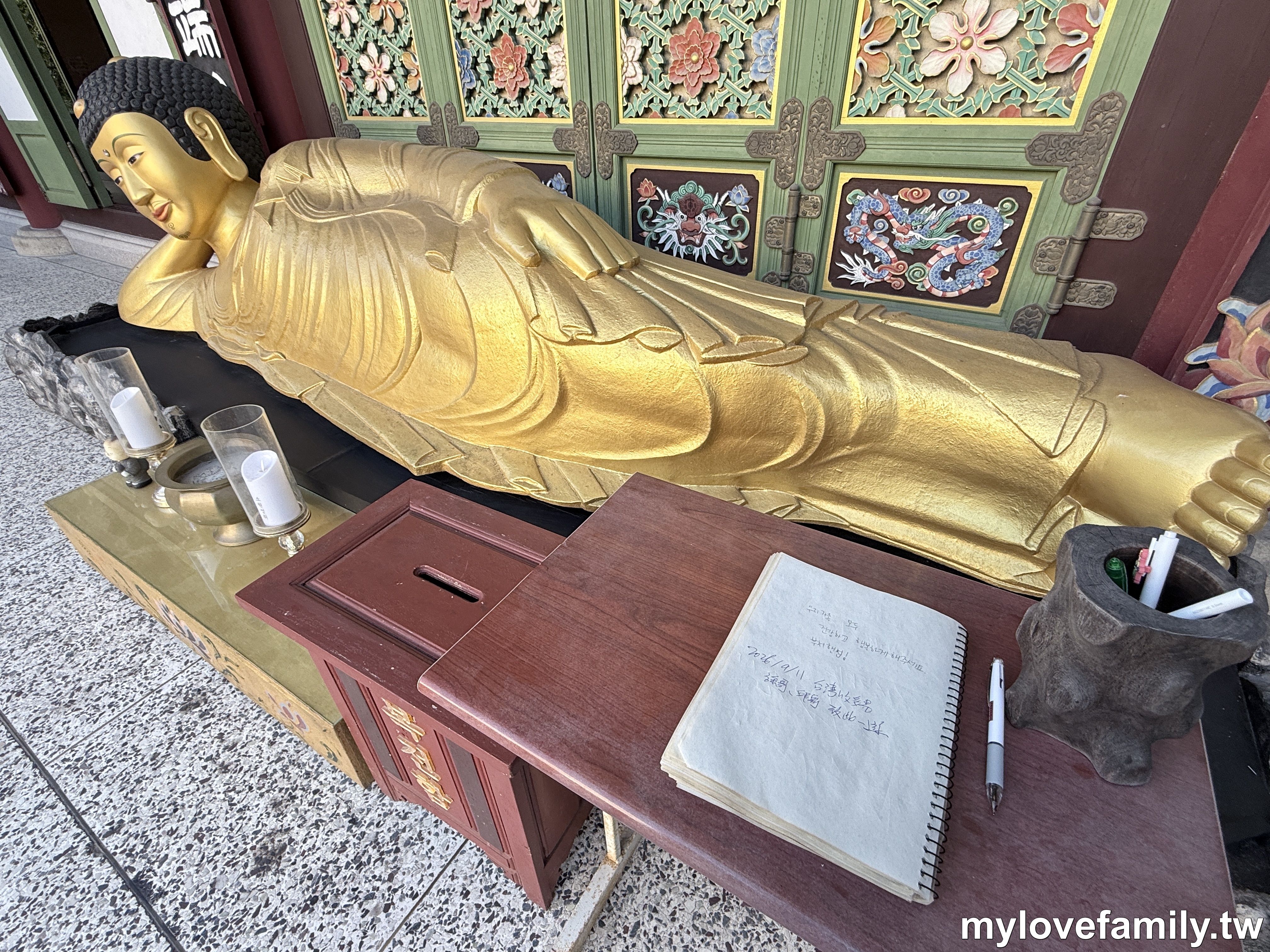 臥佛頭部特寫與許願留言本