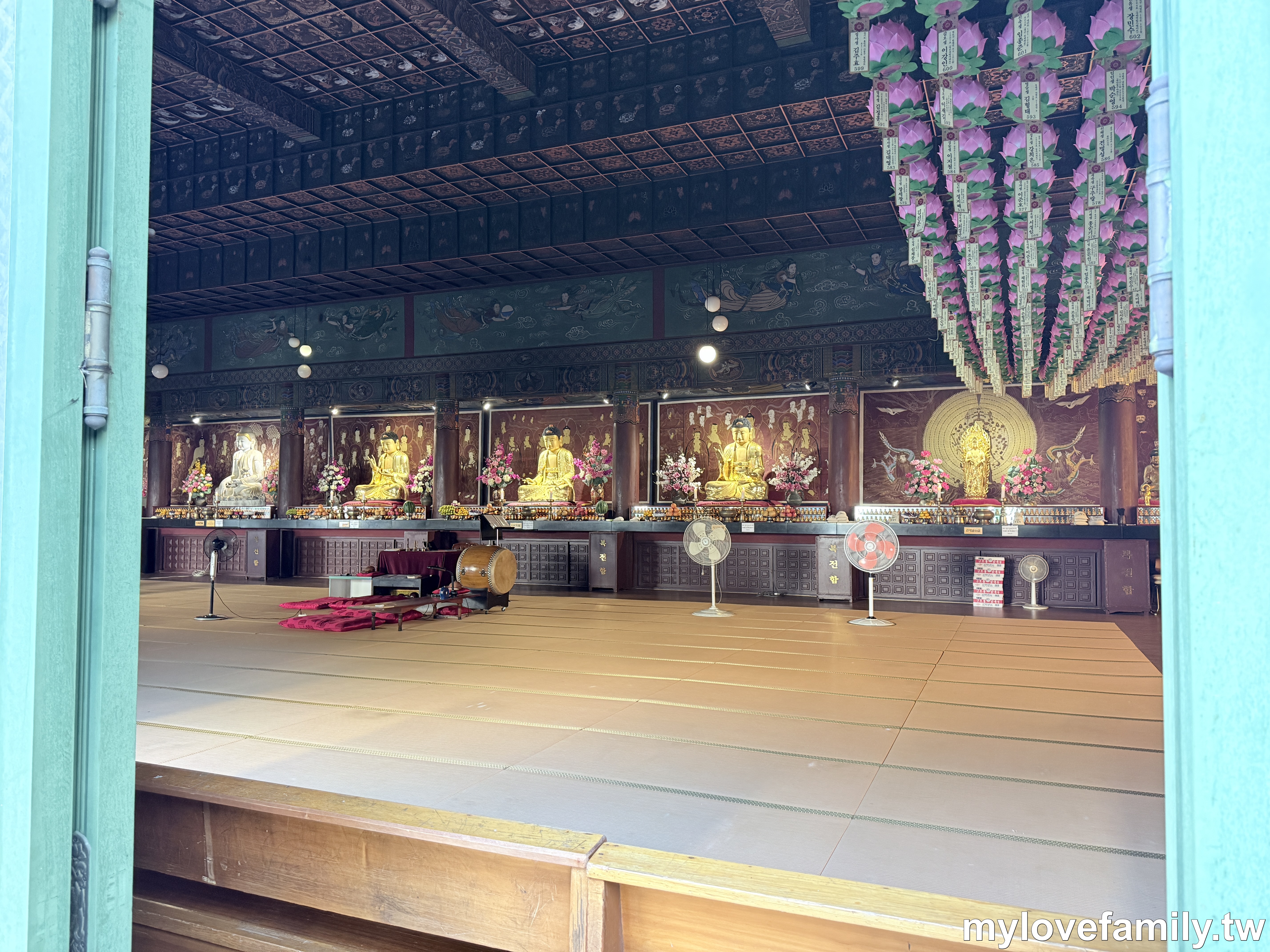 大雄殿內部金色佛像與蓮花燈