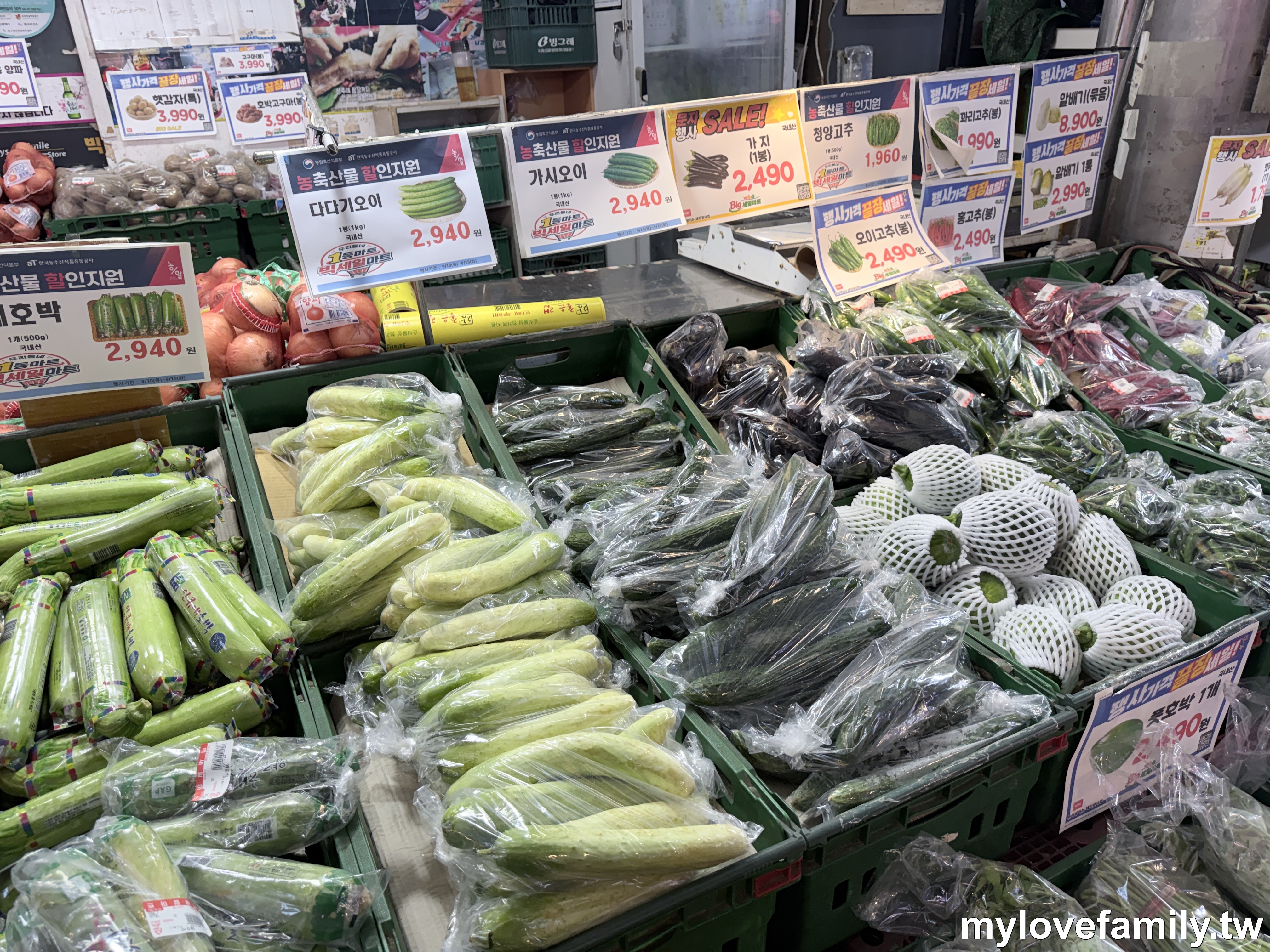 蔬菜攤小黃瓜青陽辣椒